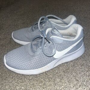 Nike Tanjun Wolf Grey Gray White Casual Sneakers 812655-010 Women's 8.5